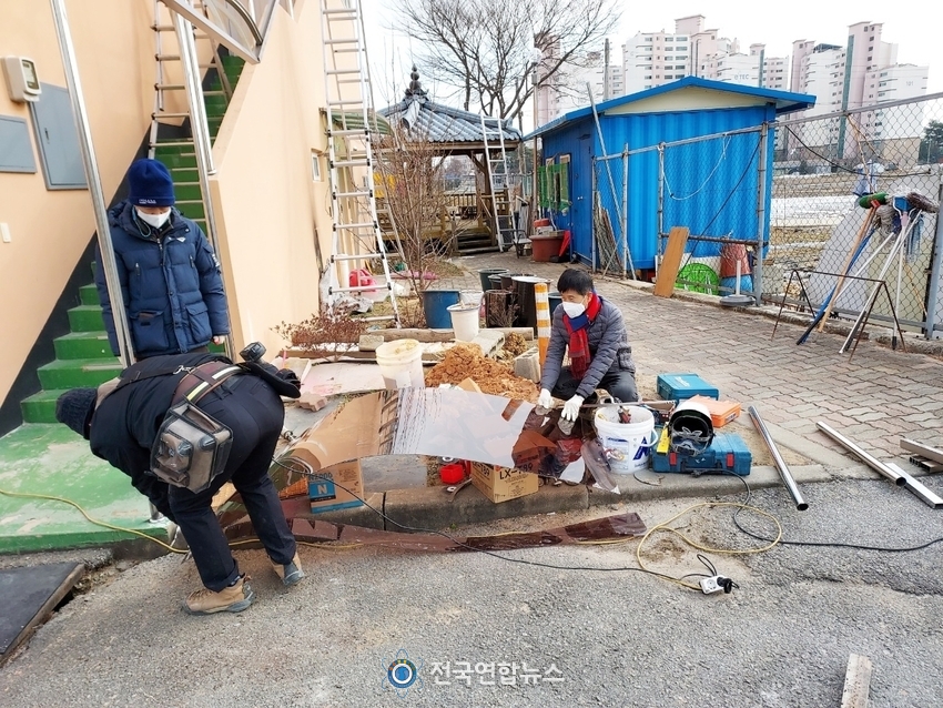 예빛봉사단 이경효 장로가 덕산순복음교회 외부계단 렉산 캐노피 공사(비가림 시설)와 출입문 교체 작업을 진행하고 있다./전국연합뉴스=임명락 기자