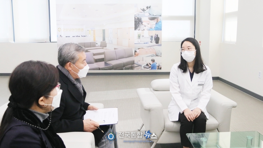 홍한나 원장(오른쪽)이 뉴스에듀 진홍식 대표의 질문에 답하고 있다./전국통합뉴스=이승주 기자