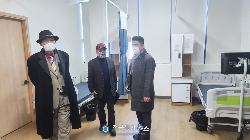 조판석 한국신문기자협회 회장(가운데)이 입원실을 둘러보고 있다./전국통합뉴스=이승주 기자