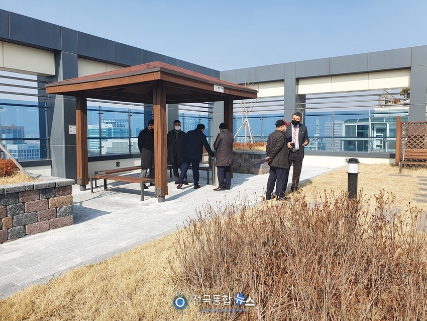 업무협약을 마치고 12층 옥상의 휴식공간을 살펴보고 크게 만족하고 있다./전국통합뉴스=이승주 기자