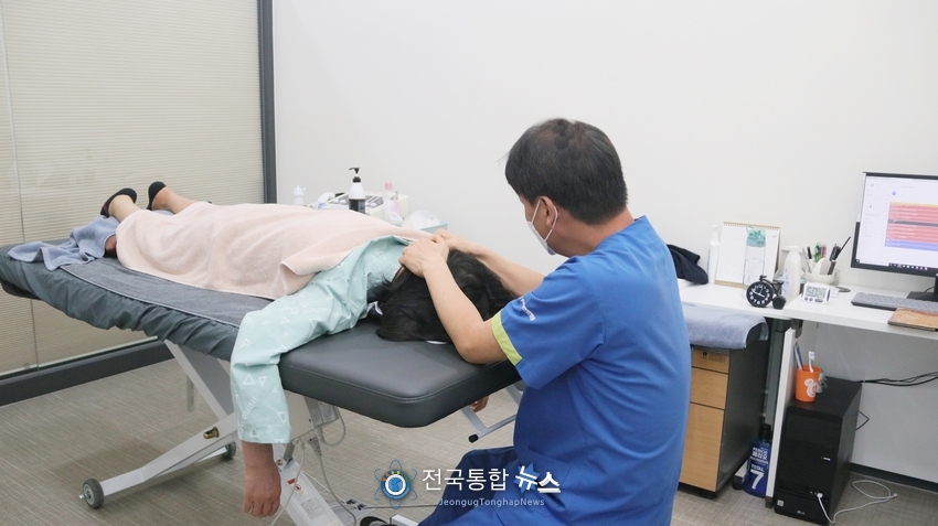 굿모닝한방병원 도수치료 모습./전국통합뉴스=이승주 기자