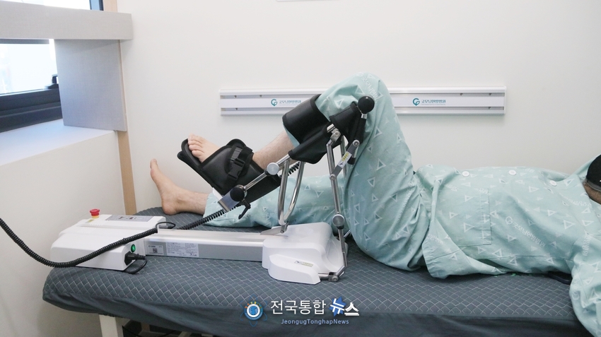 굿모닝한방병원 무릎치료모습./전국통합뉴스=이승주 기자