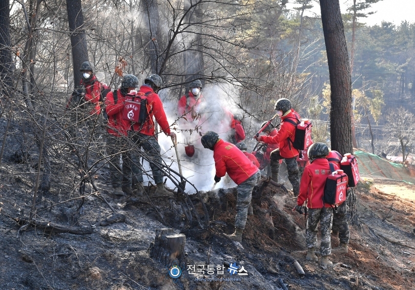 해병대 1사단 신속기동부대 울진 산불진화 작업 모습./사진제공=해병대 1사단 