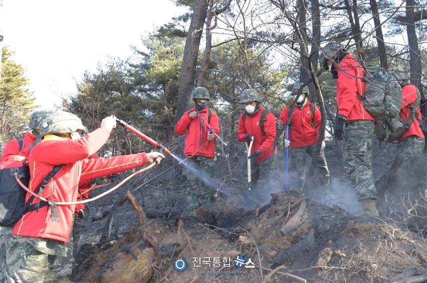 해병대 1사단 신속기동부대 울진 산불진화 작업 모습./사진제공=해병대 1사단 