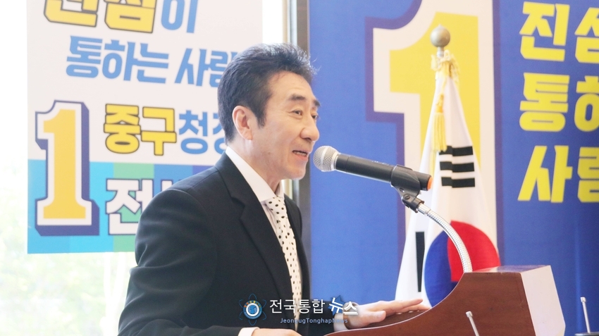 전병용 대전 중구청장 예비후보(더불어민주당) 선거사무소 개소식에서 사회보는 남진아 가수. / 전국통합뉴스=이승주 기자