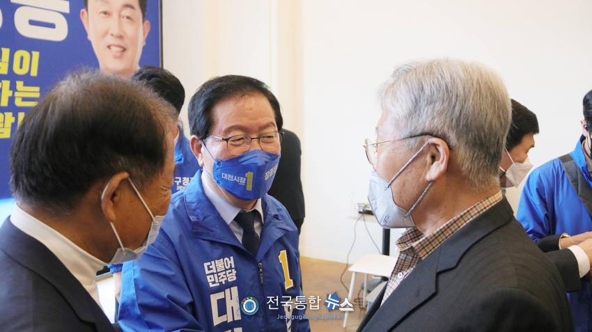 전병용 대전 중구청장 예비후보(더불어민주당) 선거사무소 개소식에서 장종태 대전시장 예비후보가 인사하고 있다. / 전국통합뉴스=이승주 기자