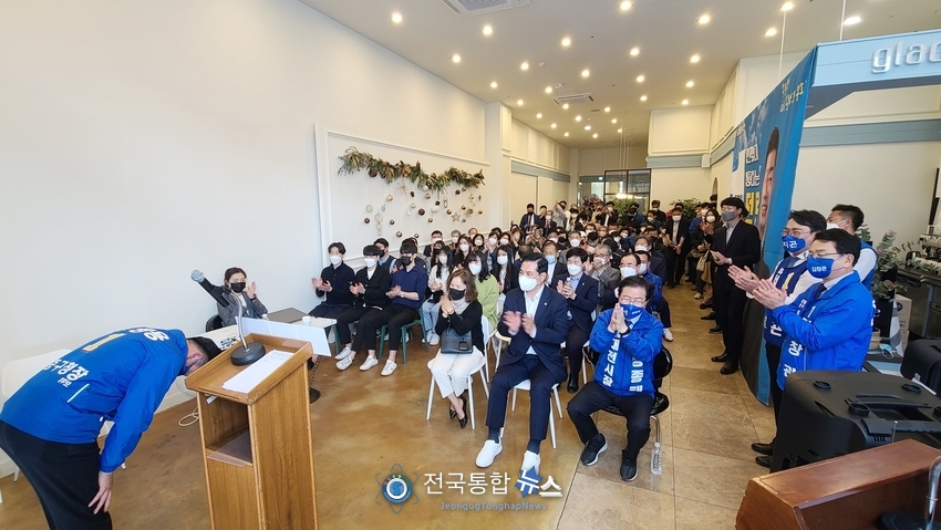 전병용 대전 중구청장 예비후보(더불어민주당)가 유권자에게 인사하는 모습. / 전국통합뉴스=이승주 기자