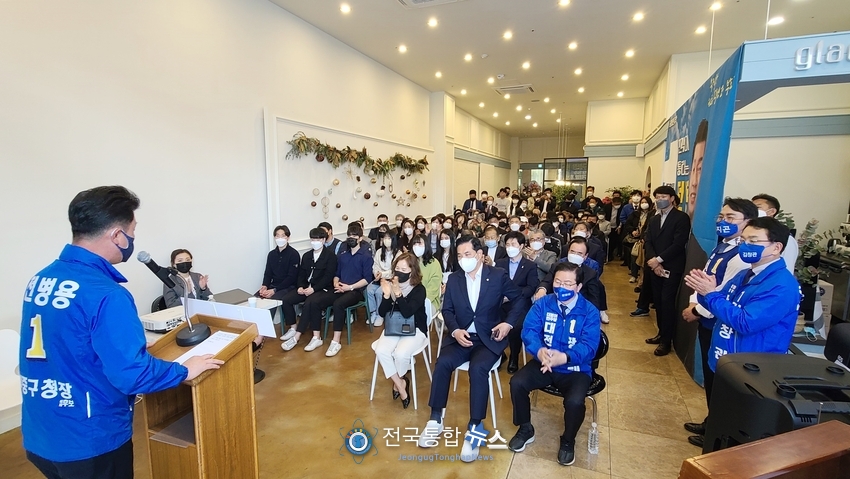 전병용 대전 중구청장 예비후보(더불어민주당)가 인사말을 전하고 있다. / 전국통합뉴스=이승주 기자