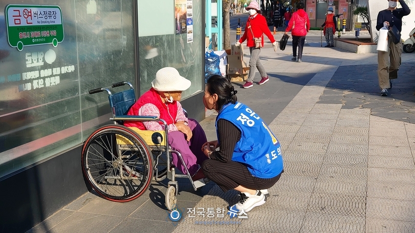 정은교 충북도의회 도의원 예비후보 거리홍보 모습./전국통합뉴스=박덕선 기자