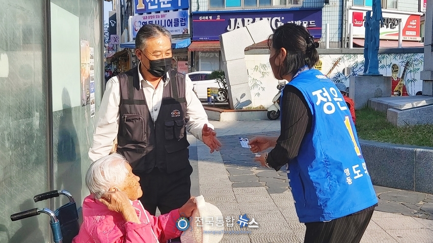 정은교 충북도의회 도의원 예비후보 거리홍보 모습./전국통합뉴스=박덕선 기자
