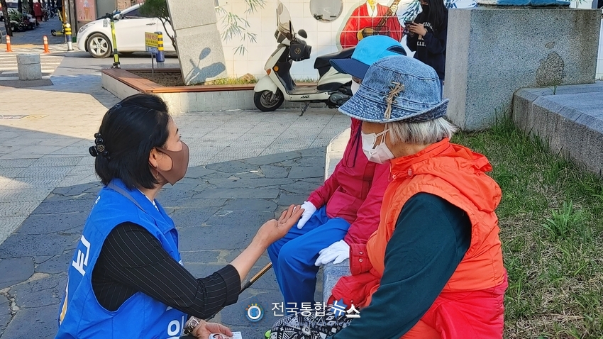 정은교 충북도의회 도의원 예비후보 거리홍보 모습./전국통합뉴스=박덕선 기자
