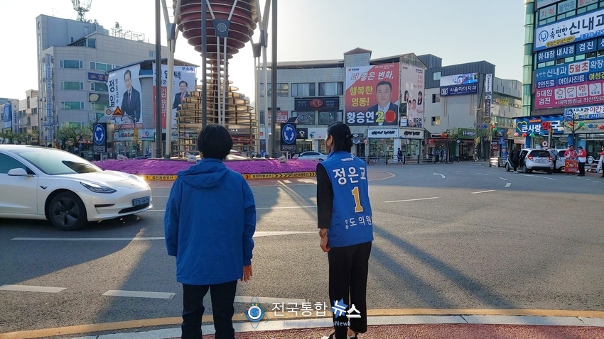 정은교 충북도의회 도의원 예비후보 거리홍보 모습./전국통합뉴스=박덕선 기자