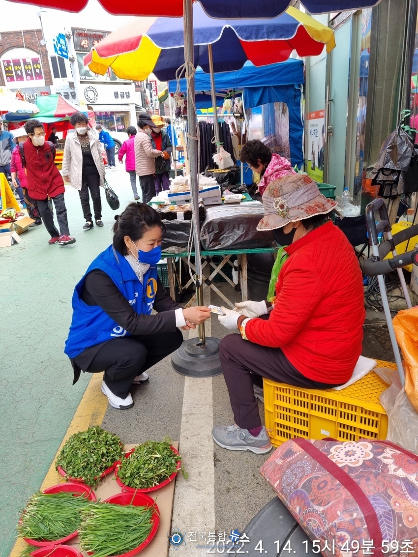 정은교 충북도의회 도의원 예비후보 거리홍보 모습./전국통합뉴스=박덕선 기자