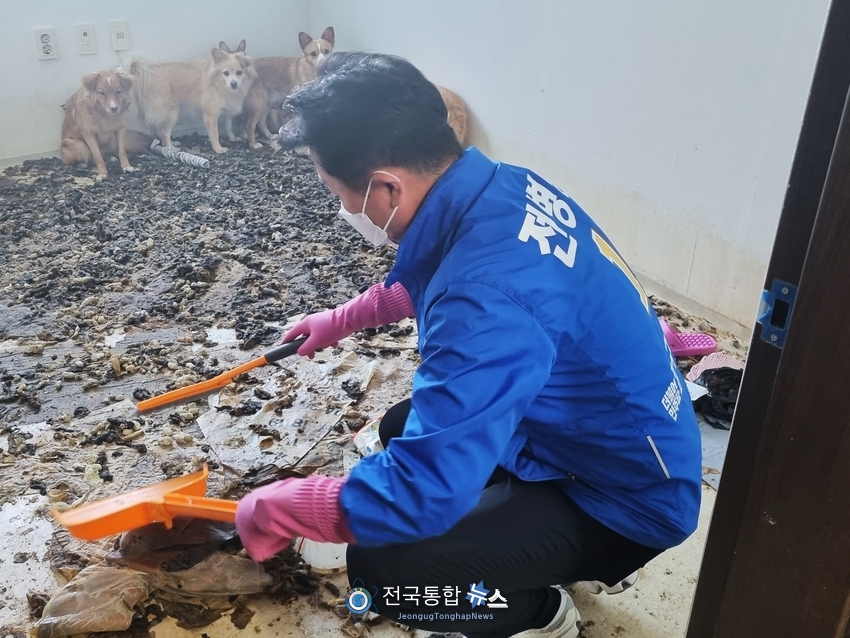 전병용 중구청장 예비후보가 제보를 받고 한걸음에 달려와 봉사활동을 펼치고 있다./ 사진=전병용 선거캠프.