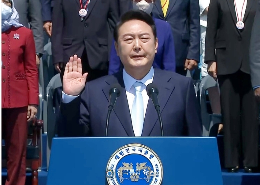 윤석열 제20대 대통령이 10일 국회의사당에서 취임식을 갖고 본격적인 업무에 들어갔다.