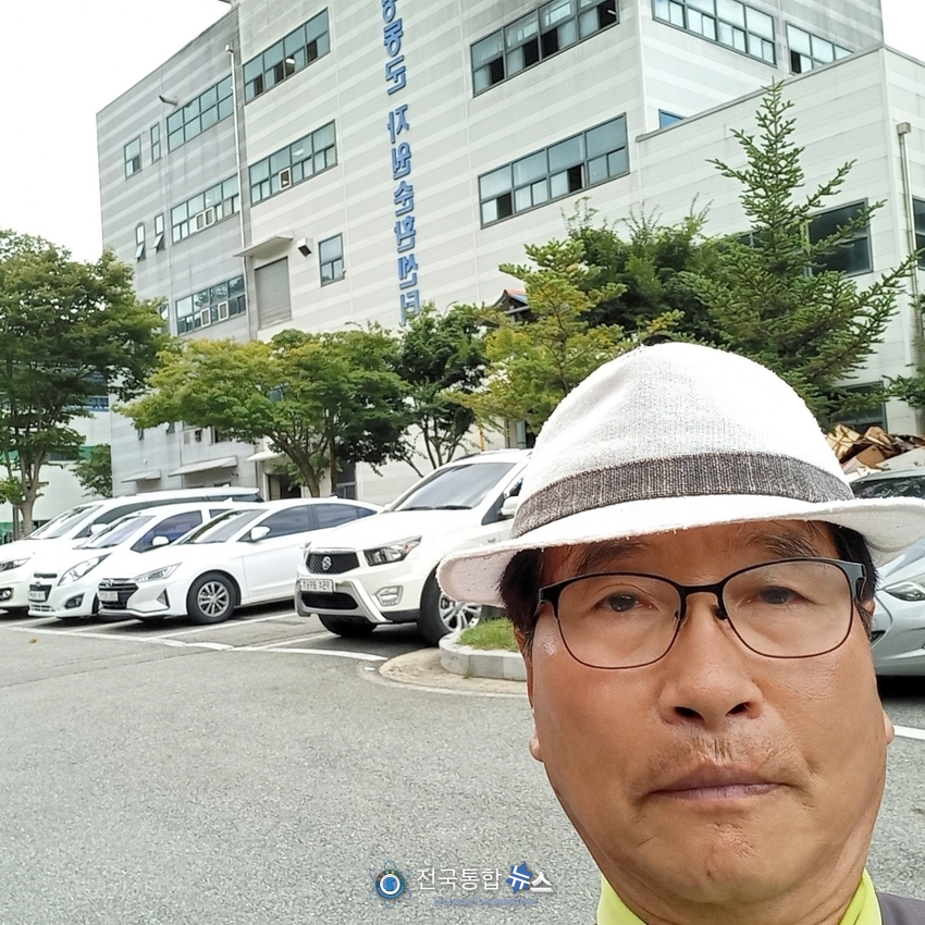충북 영동군 자원순환센터 지역주민감시원 김규호씨 모습. 