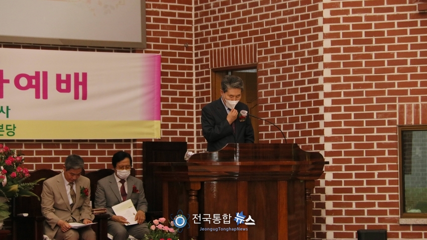 (재)변화산기도원 이사장 및 원장 취임감사예배에서 식사기도하는 김태신 공주지방 감리사./전국통합뉴스=이승주 기자