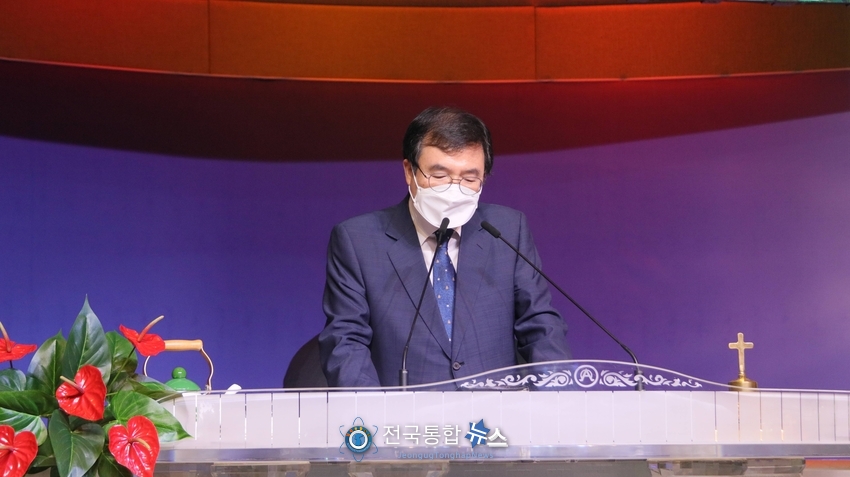 동구 기독교연합회 제77주년 8.15광복절 기념연합예배에서 기도하는 삼성성결교회 이승현 목사./전국통합뉴스=이승주 기자
