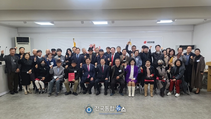 이은권 대전광역시당윈원장과 진동규 생활정치특별위원장과 함께 힘찬 결의를 다짐하는 특별위원. 우측 이은권 대전광역시당 위원장 중간 이진호 특별위원 좌측 진동규, 생활정치특별위원 임명장을 받은 이진호 특별위원이 각오를 하며 활짝 웃고 있다.
