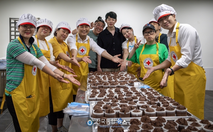 더불어민주당 사회공헌특별위원회 위원장 유지곤 대표와 회원들이 환하게 웃으며 봉사하고 있다 / 더불어민주당 대전광역시당 자료제공