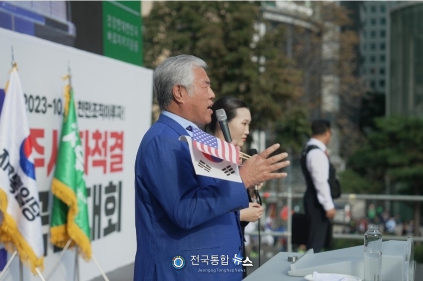 <strong>국민혁명본부 의장 전광훈 목사(사랑제일교회 담임)가 대국민 입장문을 발표하고 있다 / 김경옥 기자</strong>