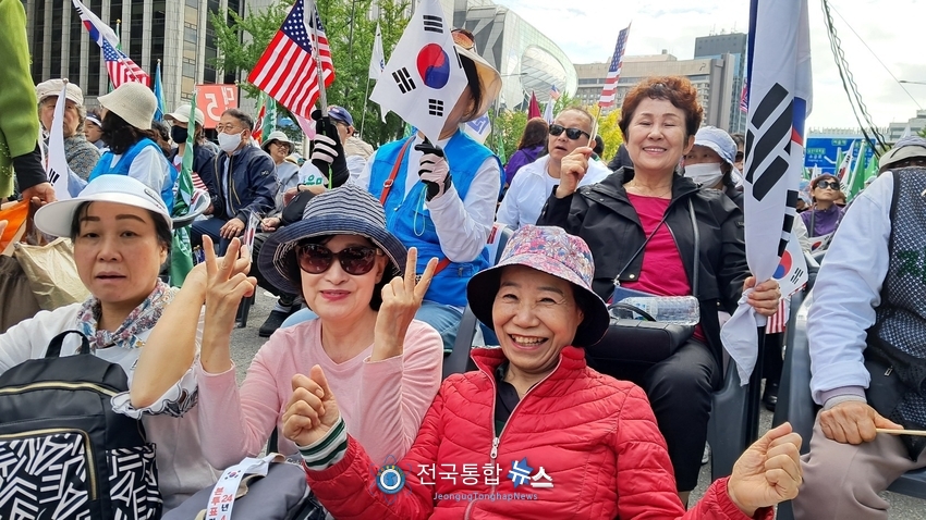 내년 24년 4월 10일 총선 본투표하자는 리본을 가방에 달고 대전에서 올라온 자유마을 회원들이 환하게 웃고있다 / SNS
