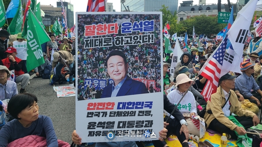 피켓을 든 자유마을 회원 / 김경옥 기자