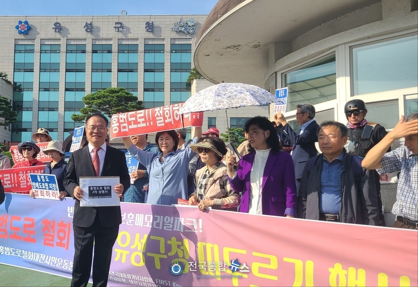 홍범도로철회 대전시민운동본부 강영환 대표가 유성구청에 전달할 2차 성명서를 들고 있다. / 김경옥 기자