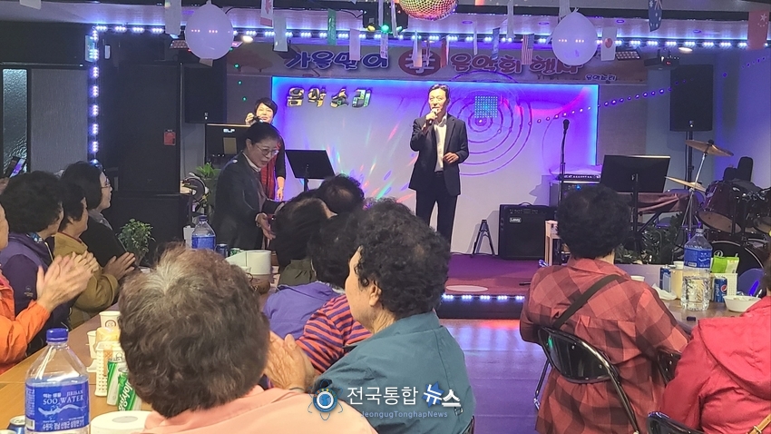 음악소리 동호회 회장님의 노래에 맞추어 함께 즐기고 있는 어르신들 / 김경옥 기자