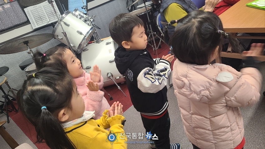 4세의 어린이들이 (임댜해, 박봄, 고도현, 박나연) 어르신들의 잔치에 박수로 화답하며 즐기고 있다. / 김경옥 기자