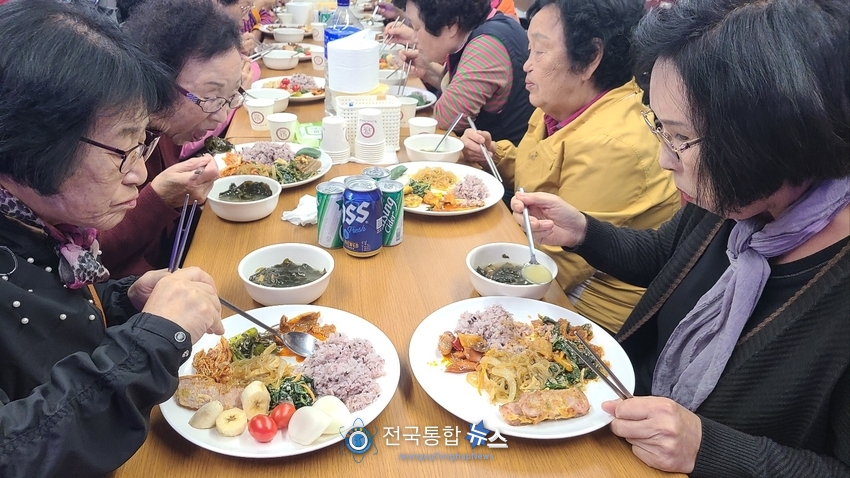 관리이사외 동호회 회원들의 정성어린 사랑의 손길로 만들어진 점심, 맛있게 점심식사를 하고 있는 어르신들 / 김경옥 기자