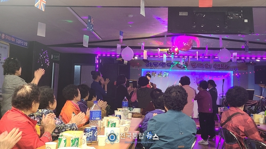 손뼉치며 즐기는 어르신들의 손이 아름답기만 하다. / 김경옥 기자