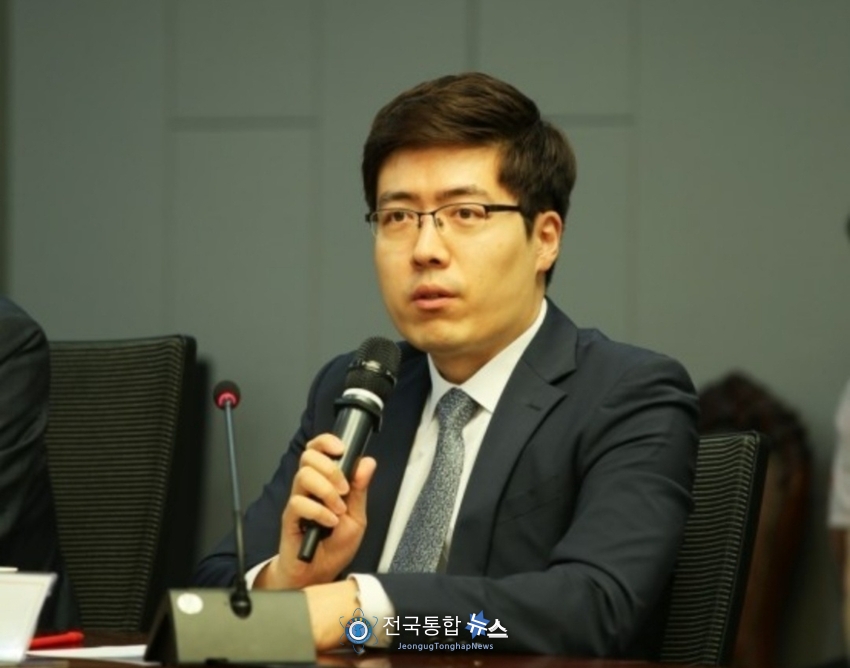 변호를 하고 있는 자유통일당 구주와 대변인 / 사진 자유통일당 대변인실 제공