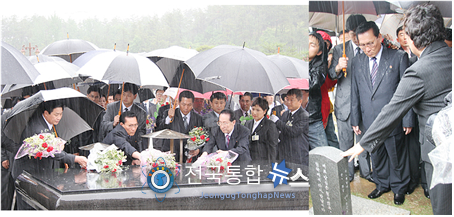 비가 오는 가운데 2006년 6월 14일 6․15 민족통일대축전에 참가한 북한 대표단이 광주 5.18묘역을 참배하고 있다. / 사진 자유통일당 대변인실 제공
