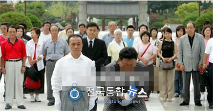 2005년 8월 1일 동아시아연맹 축구 선수권대회에 출전한 북한 선수들을 응원하기 위해 방한한 조총련 응원단 35명도 광주 5․18 묘역을 찾아 참배하고 있다. / 사진 자유통일당 대변인실 제공