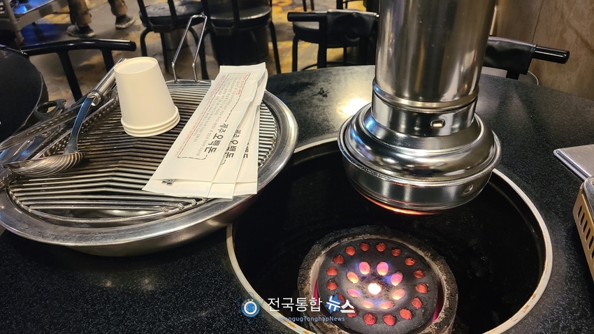연탄불이 흔하지 않은 요즘 오백돈식당은 맛을 위해 아직도 연탄불을 고집하고 있다. / 김경옥 기자