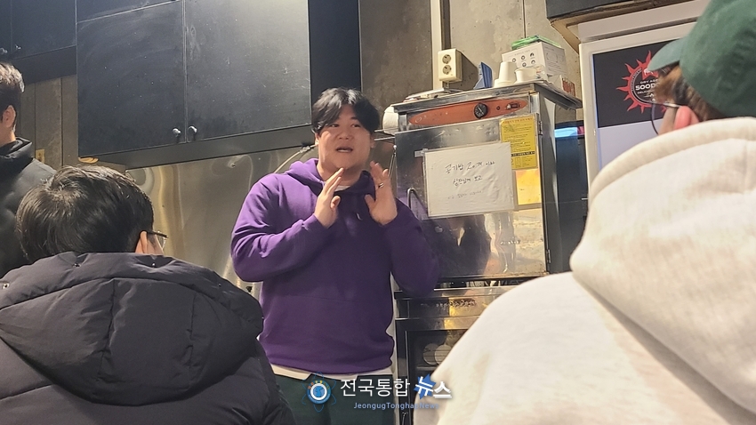 이동민 만월 PD가 인사를 하고 있다. / 김경옥 기자