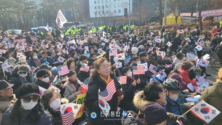  쌍특검규탄 국민대회및 기자회견이 열리고 있는 국회의사당앞 자유통일당 당원들 / 김경옥 기자