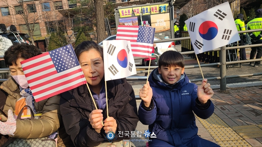 국민혁명본부 의장 전광훈 목사가 쌍특검의 씌우기식 프레임에 대해 입장문을 발표하고 있는 국회의사당앞 부모님과 함께 나온 초등학생이 나라사랑의 마음을 태극기를 들어 반응하고 있다. / 김경옥 기다