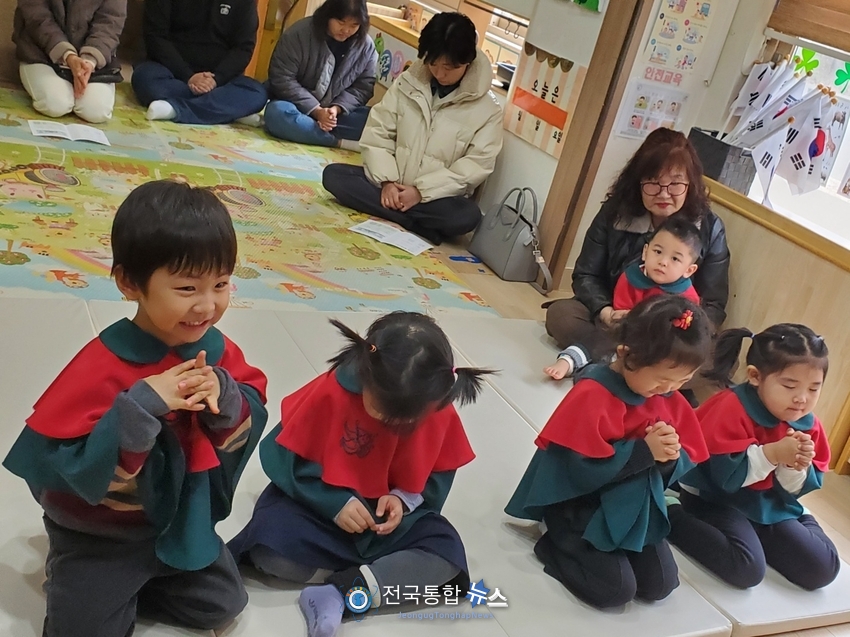 감사기도를 드리고 있는 졸업생들 