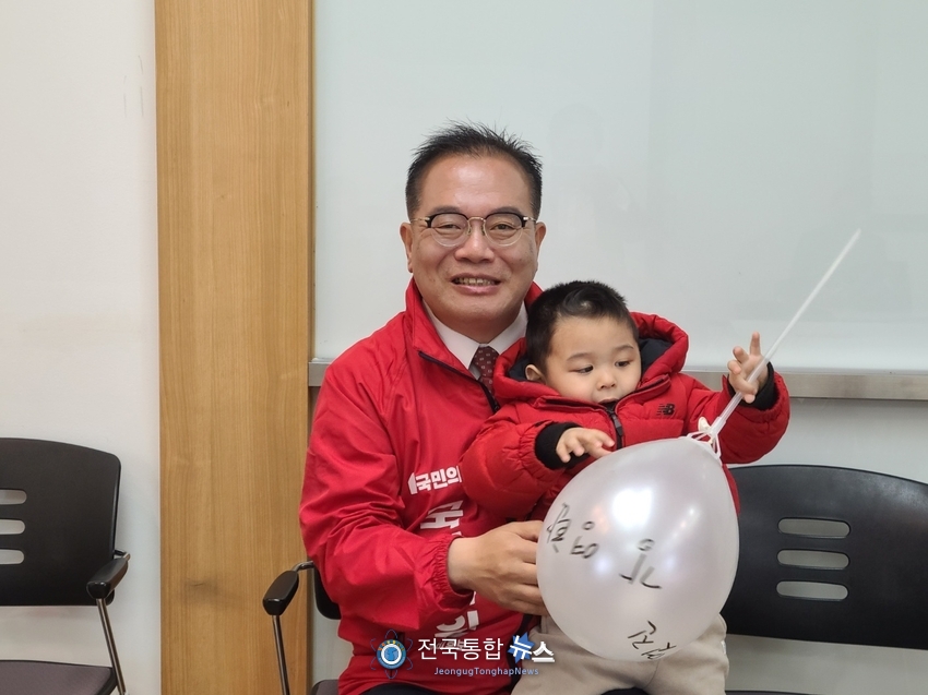 강영환 예비후보와 리틀 강영환 강건국어린이가 강영환 예비후보를 응원하는 풍선을 들고 있다. / 김경옥 기자
