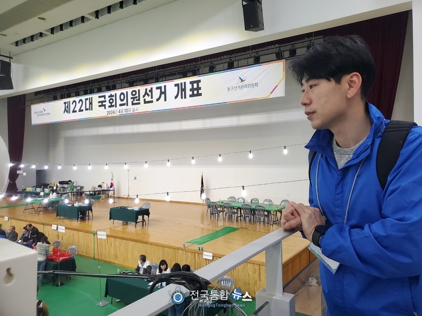 더불어민주당 대전 동구의회 정 용 의원이 개표장을 내려다 보고 있다. / 김경옥 기자