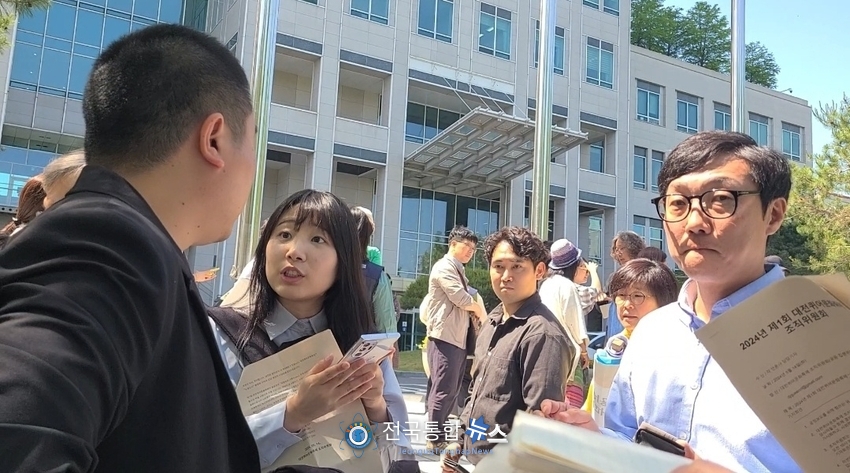 기자회견후 질의 응답시간이 없어 개인적으로 기자들이 관계자에게 질문하고 있다 / 김경옥 기자