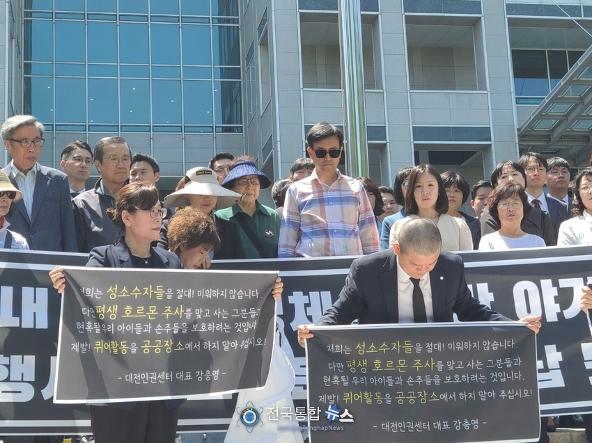 대전 인권센터 강충영대표가 삭발 후 대전시민과 퀴어활동가들에게 간곡한 호소와 함께 인사를 하고 있다. / 김경옥 기자