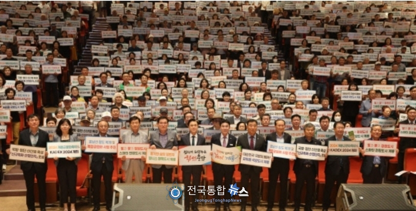 김태흠 충남도지사가 4일 계룡시를 방문해 언론인과의 간담회 및 시민과 대화의 시간후 기념촬영을 하고 있다 / 계룡시 자료제공