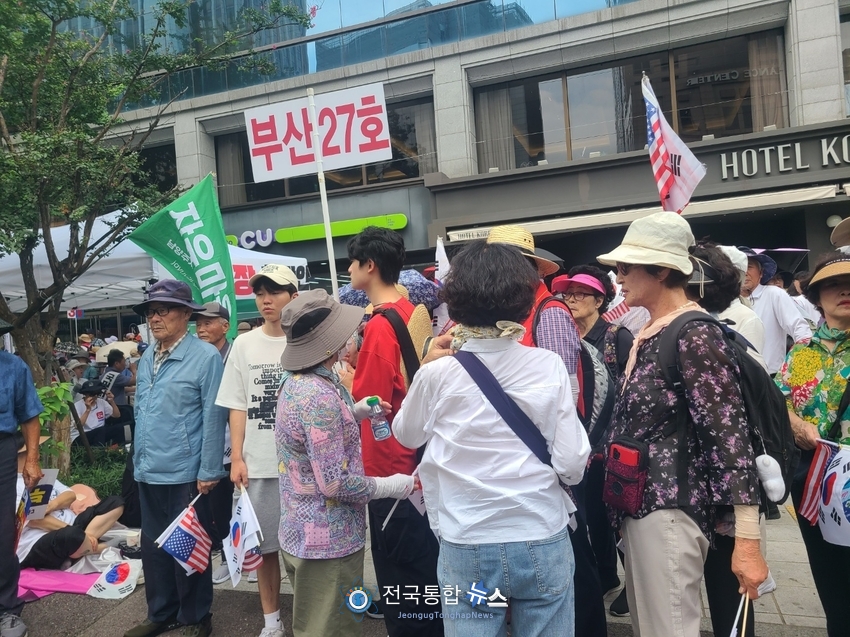 부산에서 올라온 젊은 청년이 부산27번의 표말을 들고 일행들과 자리를 찾아가고 있다. / 김경옥 기자
<figure class="image"><img alt="" src="//www.jeonkuktonghapnews.com/data/photos/20240833/art_17237834635333_2577d3.jpg" xtype="photo">
<figcaption style="text-align: left;">광화문일대는 어린이들부터 청년에 이르기까지 발딛일 자리가 없을 정도로 장사진을 이루고 있는 가운데 계룡시에 있는 L J국제학교 학생들이 지나가고 있다. / 김경옥 기자</figcaption>
</figure>