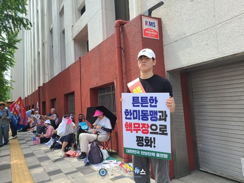 서울특별시의회 앞 젊은 청년이 피켓을 들어 지나가는 시민들의 시선을 끌고 있다. / 김경옥 기자