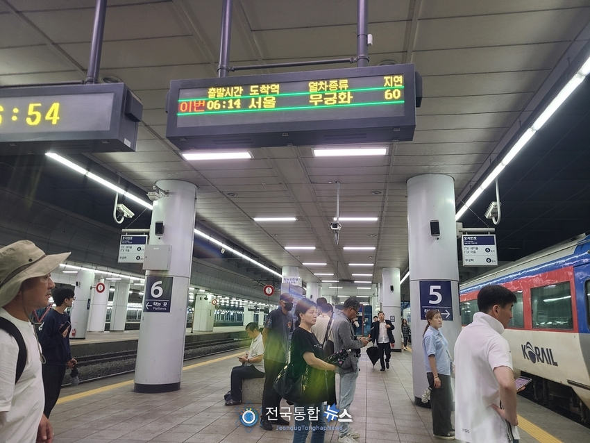 1시간이상의 열차지연에 대한 코레일의 안내대응에 짜증으로 기다리고 있는 코레일고객들 / 김경옥 기자 
