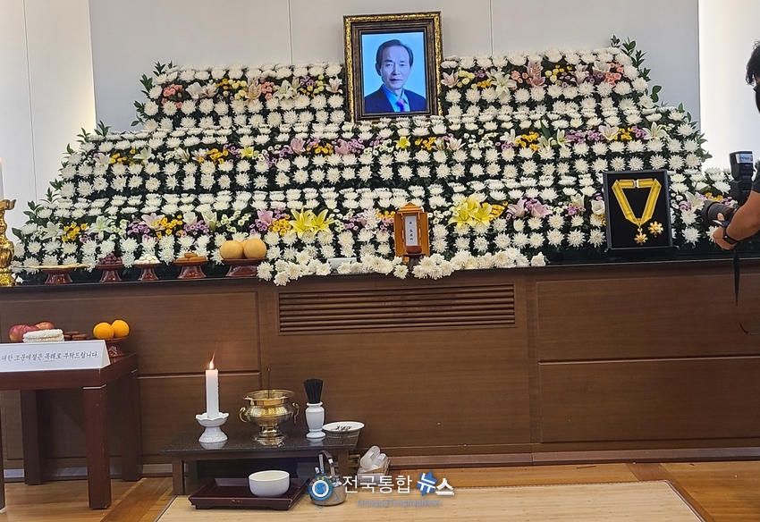 별세 직후 정부에서 추서한 국민훈장 모란장이 빈소를 지키고 있다 / 김경옥 기자