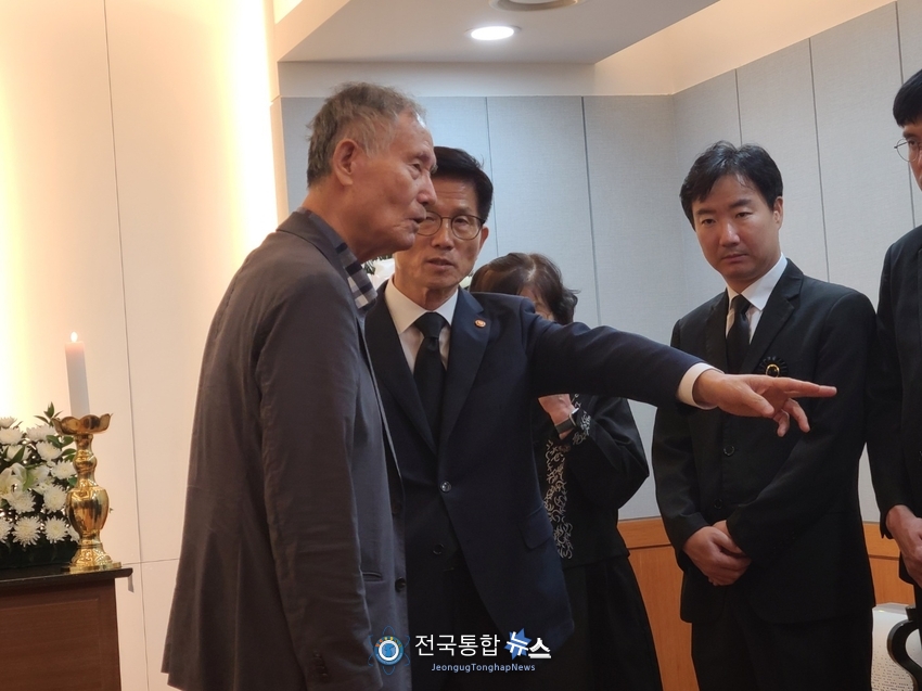 유족들을 소개 하고 있는 김문수 고용노동부 장관 / 김경옥 기자